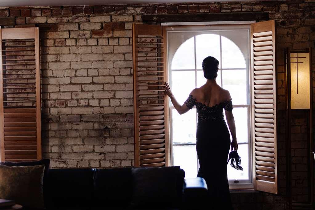 The Henry Jones Art Hotel Hobart Tiện nghi bức ảnh A woman in a dress