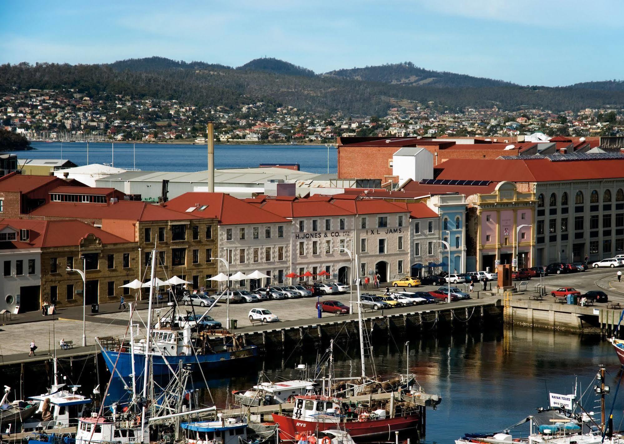 The Henry Jones Art Hotel Hobart Ngoại thất bức ảnh The battery, with the city in the background